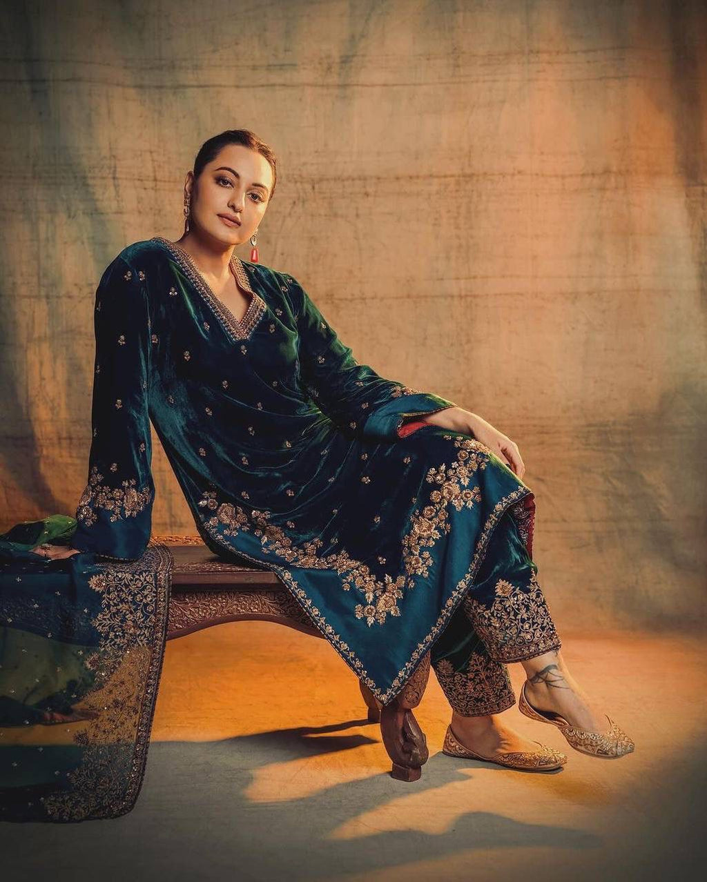 Eloriya Sonakshi's Velvet Royal Elegant Suit Set - XL [42] | Eloriya India