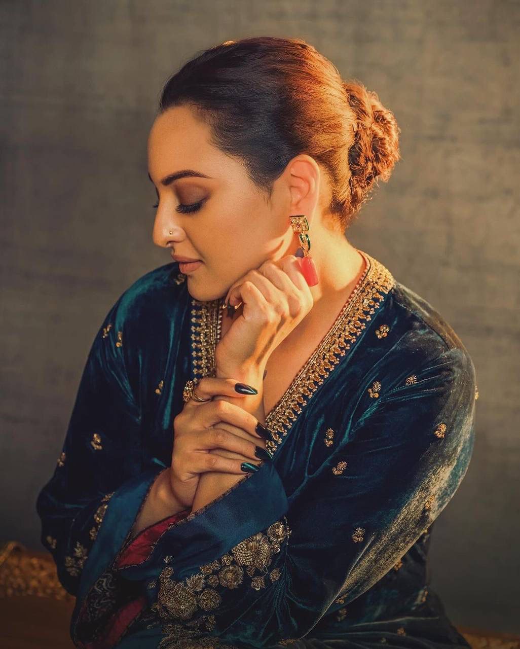 Eloriya Sonakshi's Velvet Royal Elegant Suit Set - 2XL [44] | Eloriya India