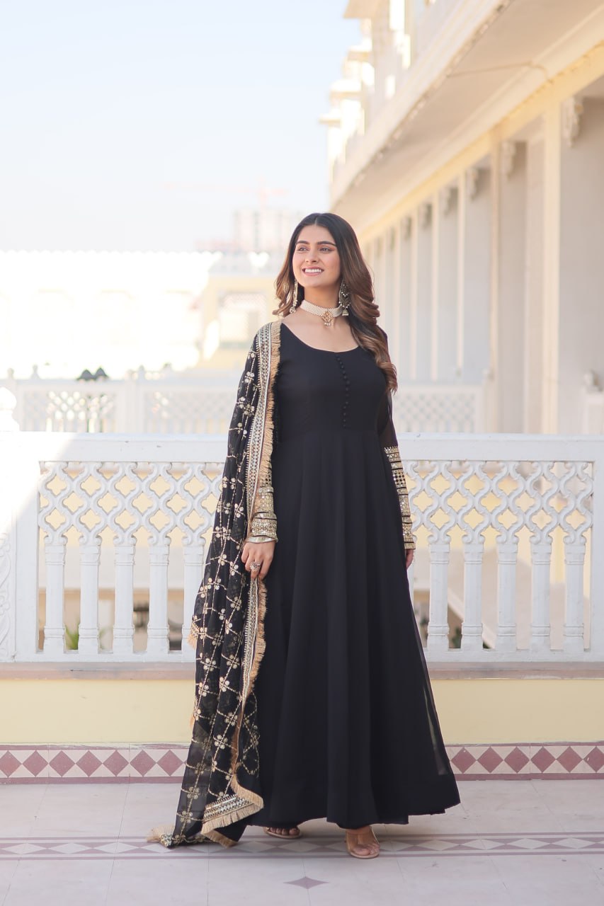 Eloriya Keshavi's Black Coloured Gown - S [36] | Eloriya India