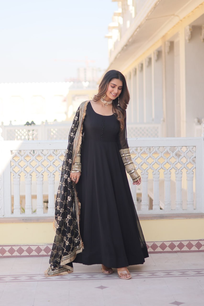 Eloriya Keshavi's Black Coloured Gown - L(40'') | Eloriya India