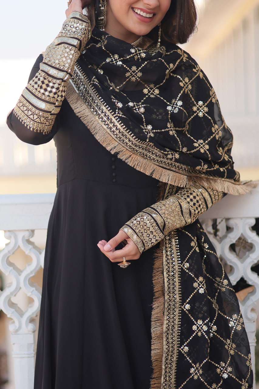 Eloriya Keshavi's Black Coloured Gown | Eloriya India