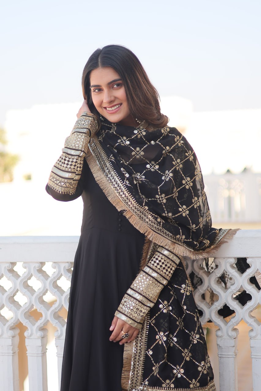 Eloriya Keshavi's Black Coloured Gown | Eloriya India