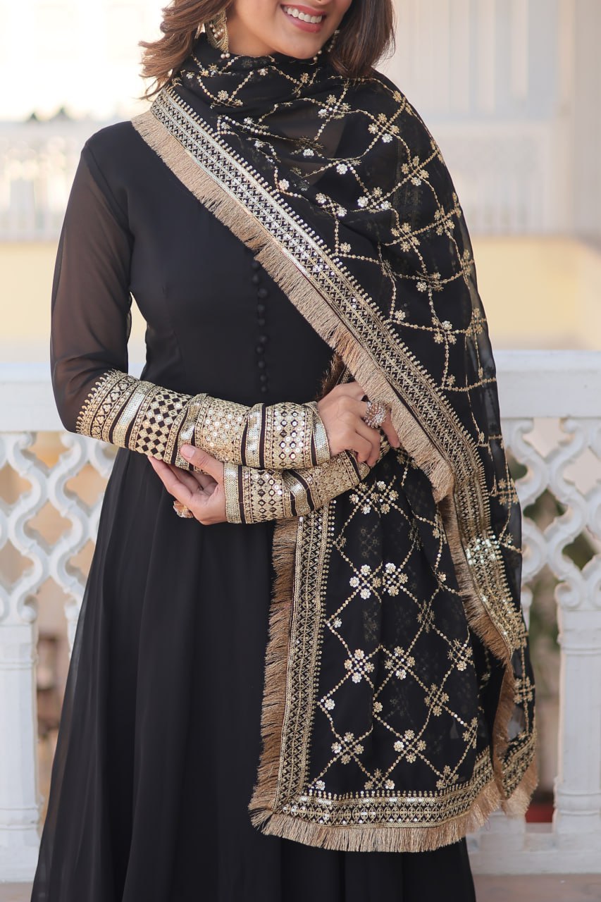 Eloriya Keshavi's Black Coloured Gown - M(38'') | Eloriya India